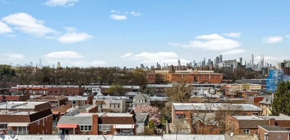 Expansive 2-Bedroom Apartment with Modern Finishes in Prime Elmhurst Location