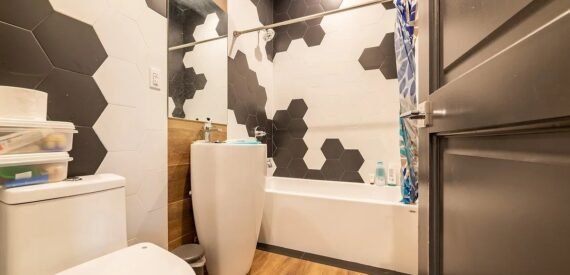 Sun-Filled 1BR w/ Rooftop, Laundry &amp; Prime Transit in Crown Heights Historic District