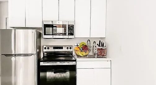 Elegant Midtown West Loft – Doorman, Laundry, Natural Light, Prime Location