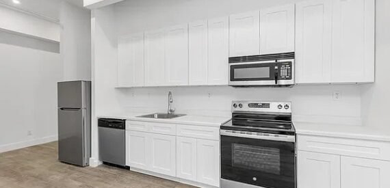 Spacious 3BR/2BA Apartment in Garment District—Best Value &amp; Location!