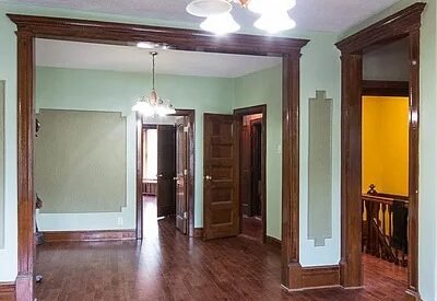 BRIGHT AND AIRY RAILROAD STYLE 2 BEDROOM + DEN 2,5 TRAINS