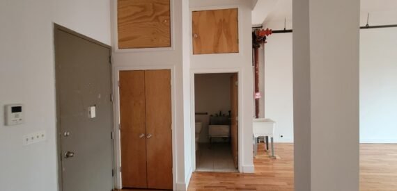 Spacious Bushwick Commercial Loft – 900 Sq Ft, Customizable, Prime Location! With private bathroom.