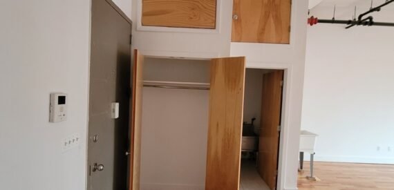 Spacious Bushwick Commercial Loft – 900 Sq Ft, Customizable, Prime Location! With private bathroom.