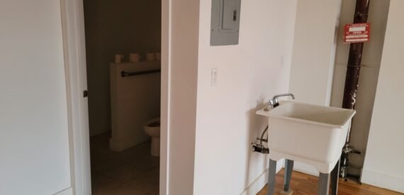 Spacious Bushwick Commercial Loft – 900 Sq Ft, Customizable, Prime Location! With private bathroom.