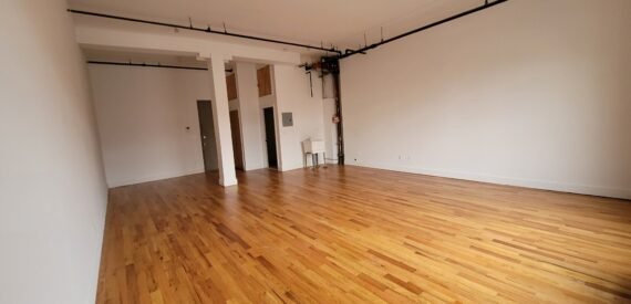 Spacious Bushwick Commercial Loft – 900 Sq Ft, Customizable, Prime Location! With private bathroom.