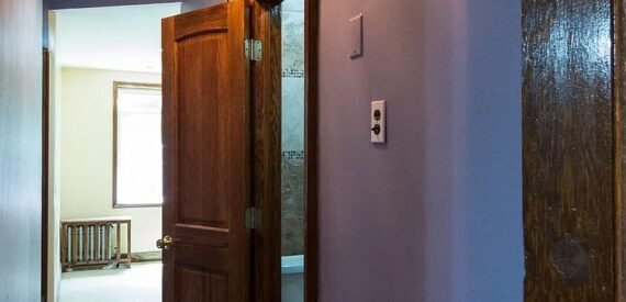 BRIGHT AND AIRY RAILROAD STYLE 2 BEDROOM + DEN 2,5 TRAINS