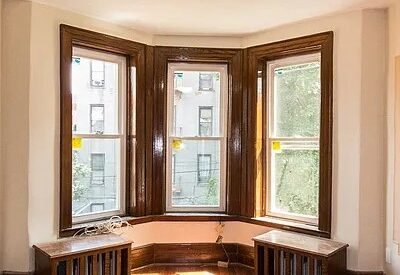 BRIGHT AND AIRY RAILROAD STYLE 2 BEDROOM + DEN 2,5 TRAINS