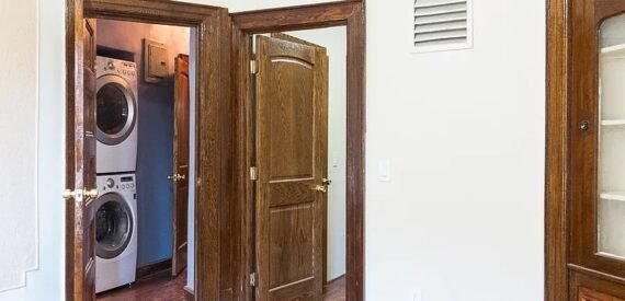 BRIGHT AND AIRY RAILROAD STYLE 2 BEDROOM + DEN 2,5 TRAINS