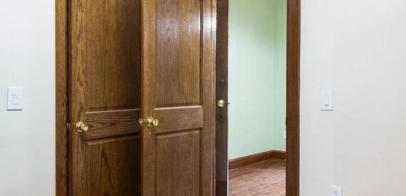 BRIGHT AND AIRY RAILROAD STYLE 2 BEDROOM + DEN 2,5 TRAINS