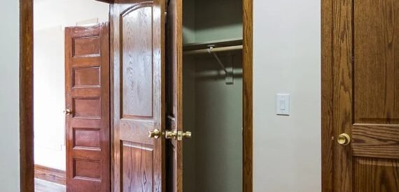 BRIGHT AND AIRY RAILROAD STYLE 2 BEDROOM + DEN 2,5 TRAINS