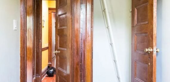 BRIGHT AND AIRY RAILROAD STYLE 2 BEDROOM + DEN 2,5 TRAINS