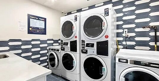 Luxury 1BR w/ Balcony, Gym, Parking &amp; Full Amenities in Little Caribbean 🌇🚗🏋️‍♂️
