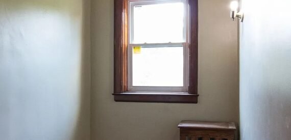 BRIGHT AND AIRY RAILROAD STYLE 2 BEDROOM + DEN 2,5 TRAINS