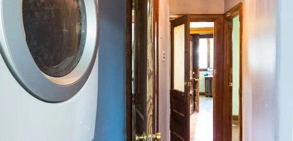 BRIGHT AND AIRY RAILROAD STYLE 2 BEDROOM + DEN 2,5 TRAINS