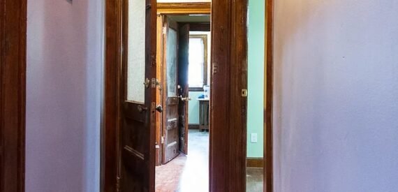 BRIGHT AND AIRY RAILROAD STYLE 2 BEDROOM + DEN 2,5 TRAINS