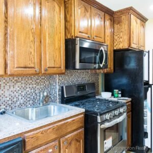 BRIGHT AND AIRY RAILROAD STYLE 2 BEDROOM + DEN 2,5 TRAINS