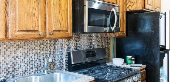 BRIGHT AND AIRY RAILROAD STYLE 2 BEDROOM + DEN 2,5 TRAINS