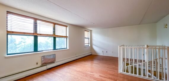 Split Level 3 Bedroom, 2 Bathroom. Great Harlem Location!