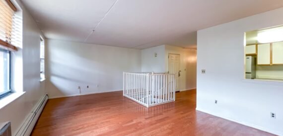 Split Level 3 Bedroom, 2 Bathroom. Great Harlem Location!