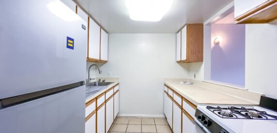 Split Level 3 Bedroom, 2 Bathroom. Great Harlem Location!