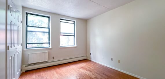 Split Level 3 Bedroom, 2 Bathroom. Great Harlem Location!