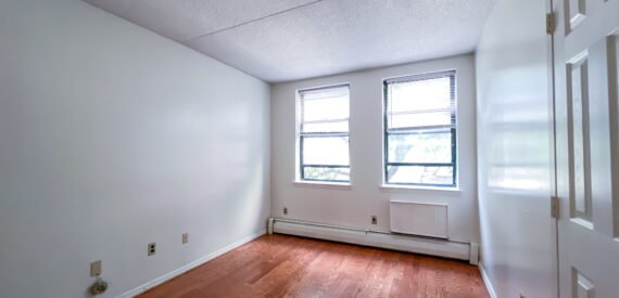 Split Level 3 Bedroom, 2 Bathroom. Great Harlem Location!