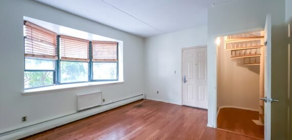 Split Level 3 Bedroom, 2 Bathroom. Great Harlem Location!