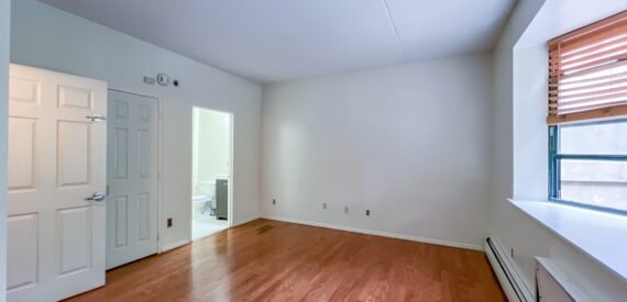 Split Level 3 Bedroom, 2 Bathroom. Great Harlem Location!