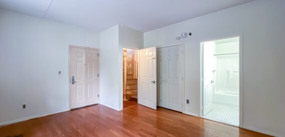 Split Level 3 Bedroom, 2 Bathroom. Great Harlem Location!