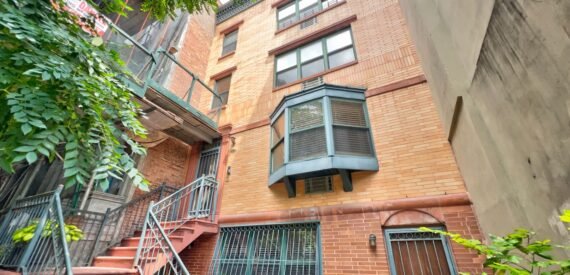 Split Level 3 Bedroom, 2 Bathroom. Great Harlem Location!