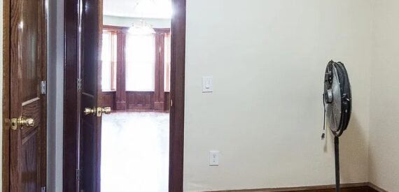 BRIGHT AND AIRY RAILROAD STYLE 2 BEDROOM + DEN 2,5 TRAINS