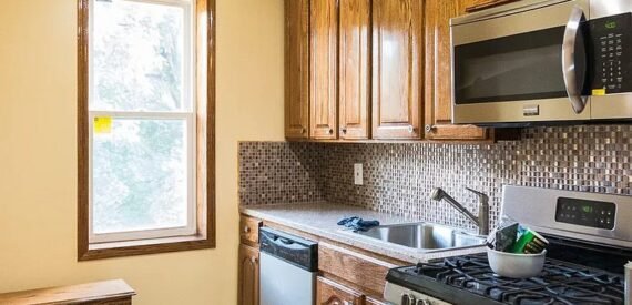 BRIGHT AND AIRY RAILROAD STYLE 2 BEDROOM + DEN 2,5 TRAINS