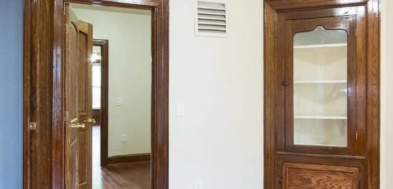 BRIGHT AND AIRY RAILROAD STYLE 2 BEDROOM + DEN 2,5 TRAINS