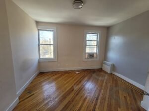 X LARGE__ 2 BED__5 MINUTES MANHATTAN__LARGE LIVING ROOM_PRIME LOCATION