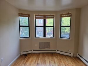 X LARGE__ 2 BED__5 MINUTES MANHATTAN__LARGE LIVING ROOM_PRIME LOCATION