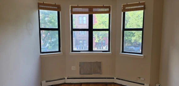 X LARGE__ 2 BED__5 MINUTES MANHATTAN__LARGE LIVING ROOM_PRIME LOCATION