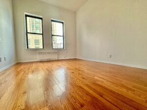 X LARGE__ 2 BED__5 MINUTES MANHATTAN__LARGE LIVING ROOM_PRIME LOCATION