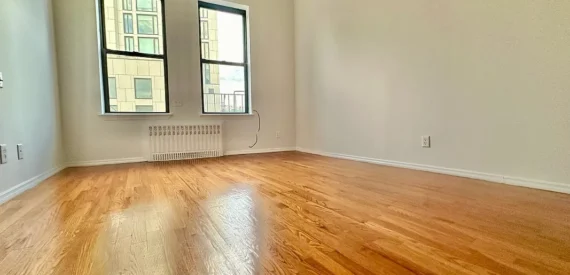 X LARGE__ 2 BED__5 MINUTES MANHATTAN__LARGE LIVING ROOM_PRIME LOCATION