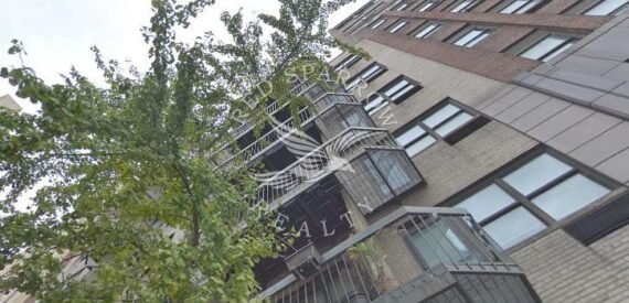 Charming open layout on East 37th Street in Murray Hill