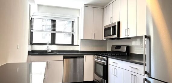Stunning Renovated 2-Bed/2-Bath with Doorman — Upper East Side Luxury Living