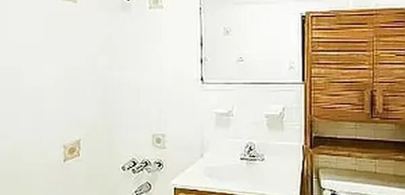 Greenwich Village Loft w/ Balcony, Elevator, Laundry – Prime Gold Coast Location!