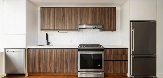 NO FEE! Beautifully renovated 1BR with a Balcony! GREENPOINT