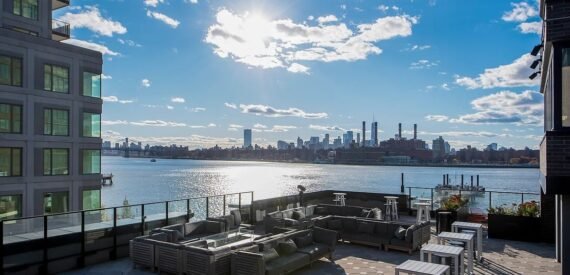 NO FEE! Beautifully renovated 1BR with a Balcony! GREENPOINT