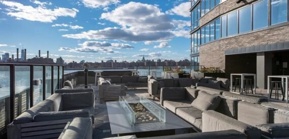 NO FEE! Beautifully renovated 1BR with a Balcony! GREENPOINT