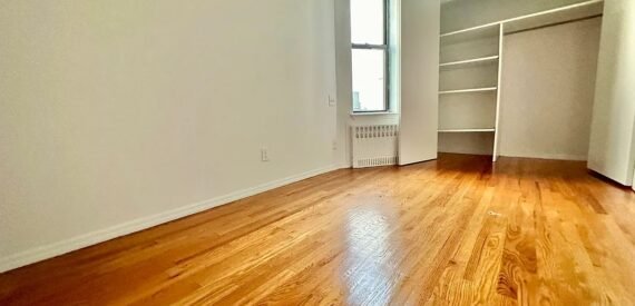 X LARGE__2 BED__5 MINUTES MANHATTAN__LARGE LIVING ROOM__ PRIME LOCATION