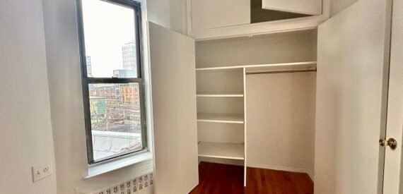 X LARGE__2 BED__5 MINUTES MANHATTAN__LARGE LIVING ROOM__ PRIME LOCATION