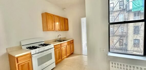 X LARGE__2 BED__5 MINUTES MANHATTAN__LARGE LIVING ROOM__ PRIME LOCATION