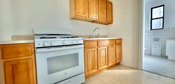 X LARGE__2 BED__5 MINUTES MANHATTAN__LARGE LIVING ROOM__ PRIME LOCATION