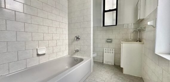 X LARGE__2 BED__5 MINUTES MANHATTAN__LARGE LIVING ROOM__ PRIME LOCATION