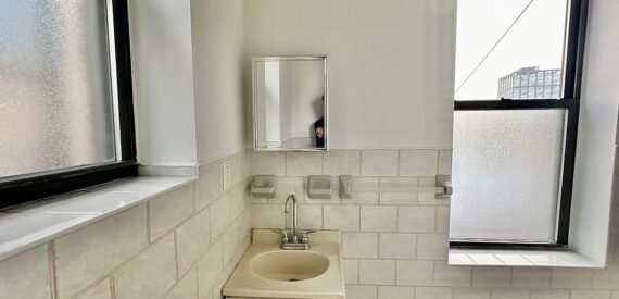 X LARGE__2 BED__5 MINUTES MANHATTAN__LARGE LIVING ROOM__ PRIME LOCATION